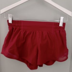 LULULEMON SIZE 4 2.5” HOTTY HOT LOW-RISE SHORTS IN DARK RED